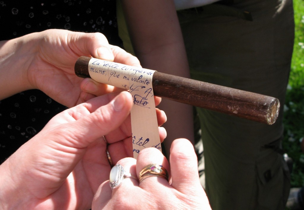 10 Un message et un bout de bois ...